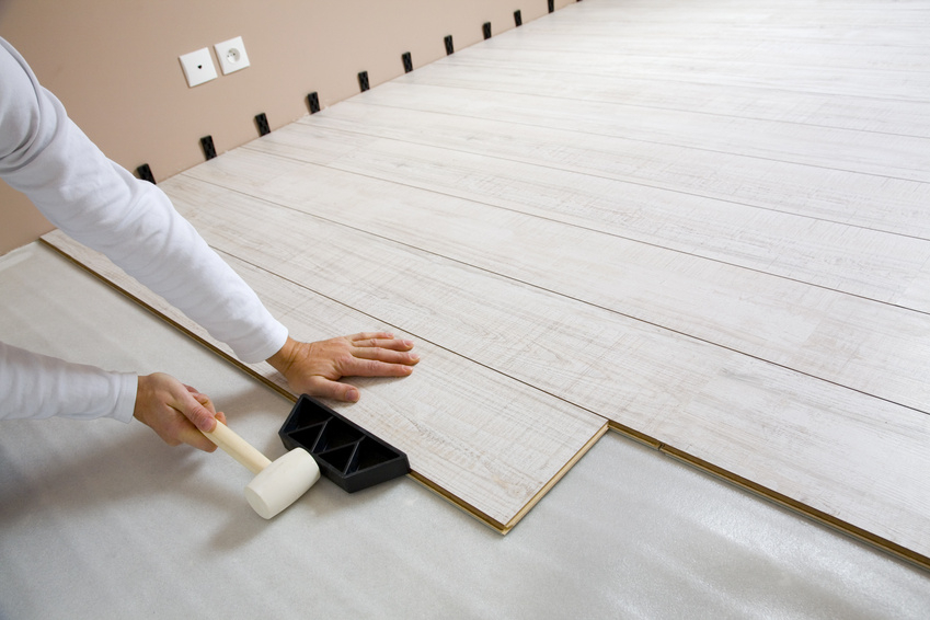 Укладка ламината на бетонный пол с подложкой: укладка на стяжку