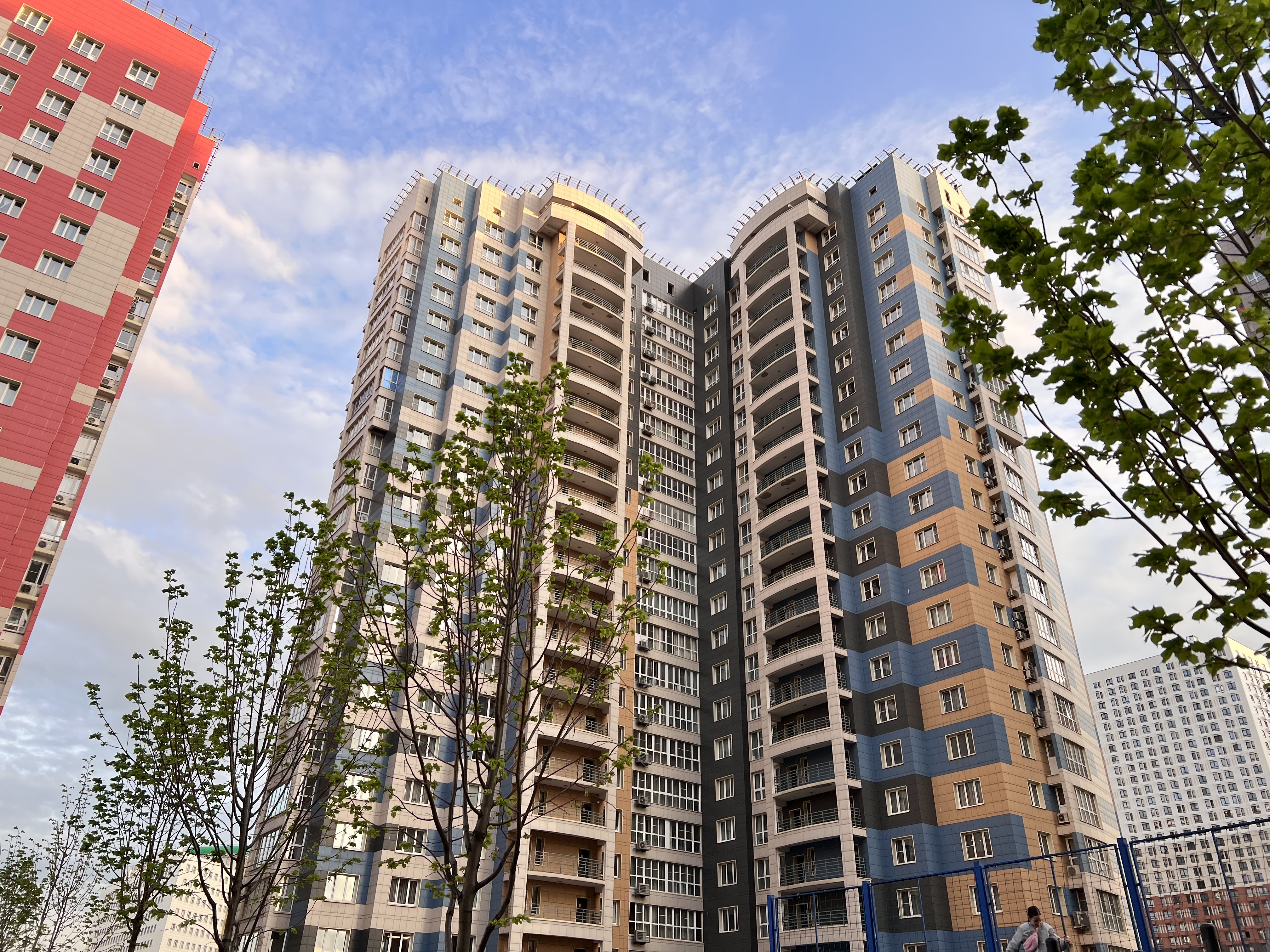 3 комн. квартира, 98 м², 2 этаж  (из 25)